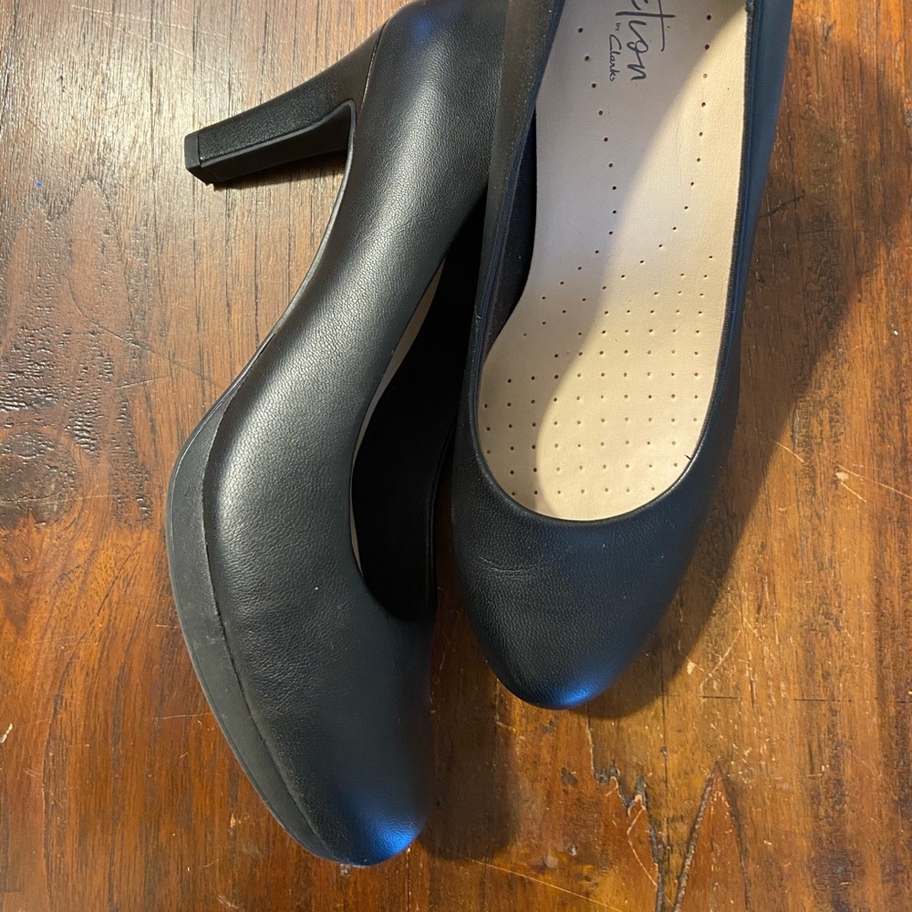 Size 7 black Clarks pump heel